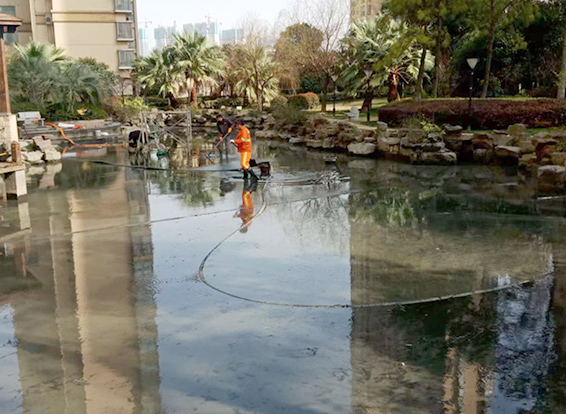黄浦景观池淤泥清理