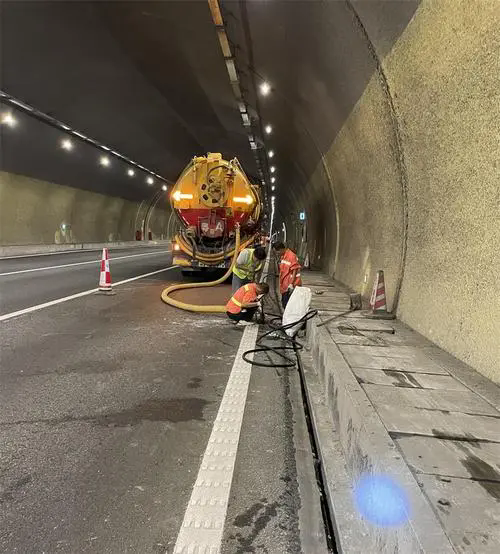 黄浦隧道排水渠清淤